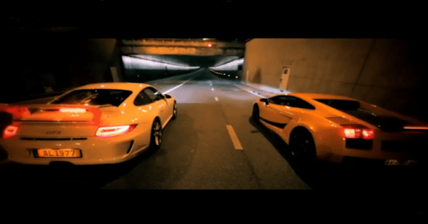 Video med de 2 biler mod hinanden