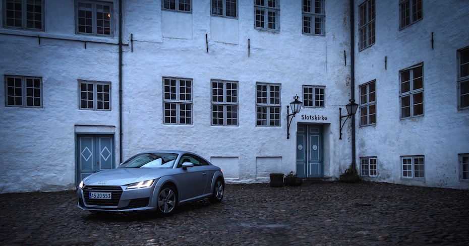 Audi TT set forfra ved Dragsholm Slot i Oddsherred