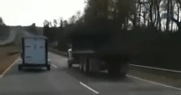 Denne bilulykke havde du ikke forventet – Video