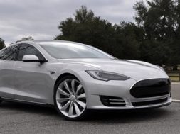 Tesla Model S kan nu opleves i København