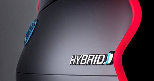 Toyota frigiver teaser til nyt FT-Bh hybrid-koncept