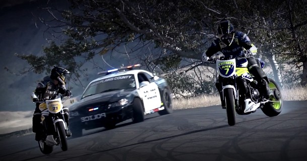 Bil mod motorcykel i drift battle – Video
