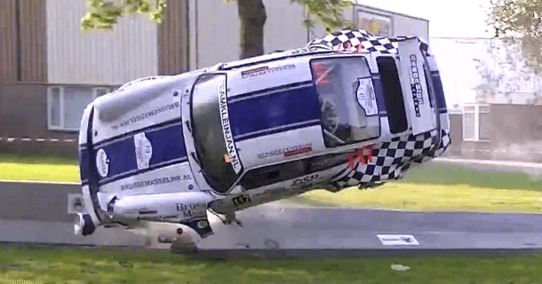 Porsche crasher i bizart rallyuheld