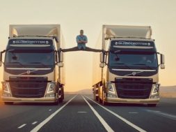 John-Claude Van Damme i spagat mellem to Volvo-lastbiler