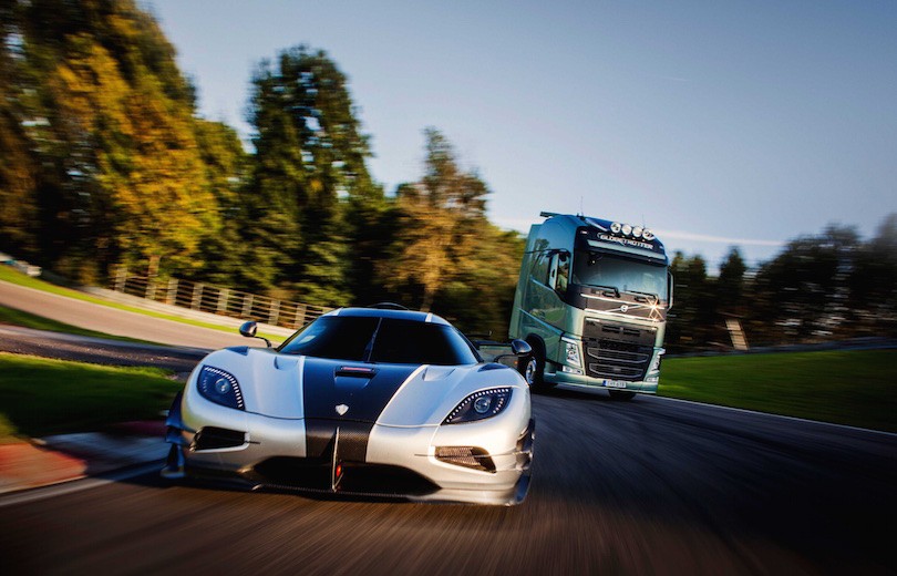 Volvo lastbil i duel mod Koenigsegg One:1