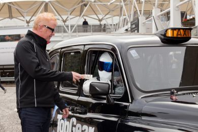 the-stig-drifting-400-hp-black-cab-in-london-for-top-gear-live-2011_2