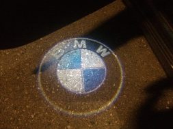 BMW originalt logoprojekteret ned på asfalten