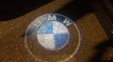 BMW originalt logoprojekteret ned på asfalten