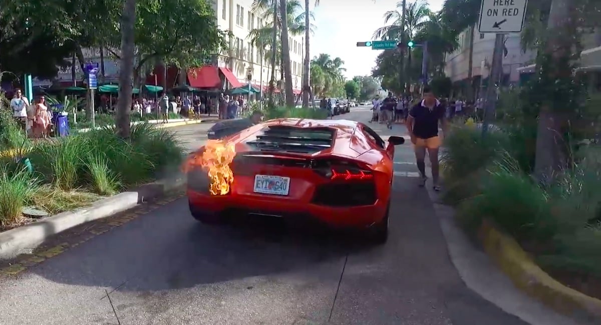 Parkeringsservice sætter ild til gæsts Aventador