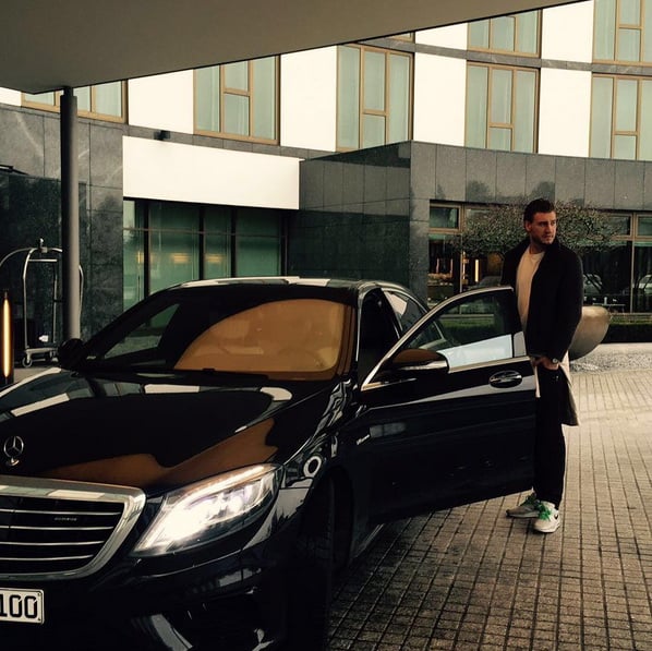 Nicklas Bendtner får bøde for at posere ved sin Mercedes