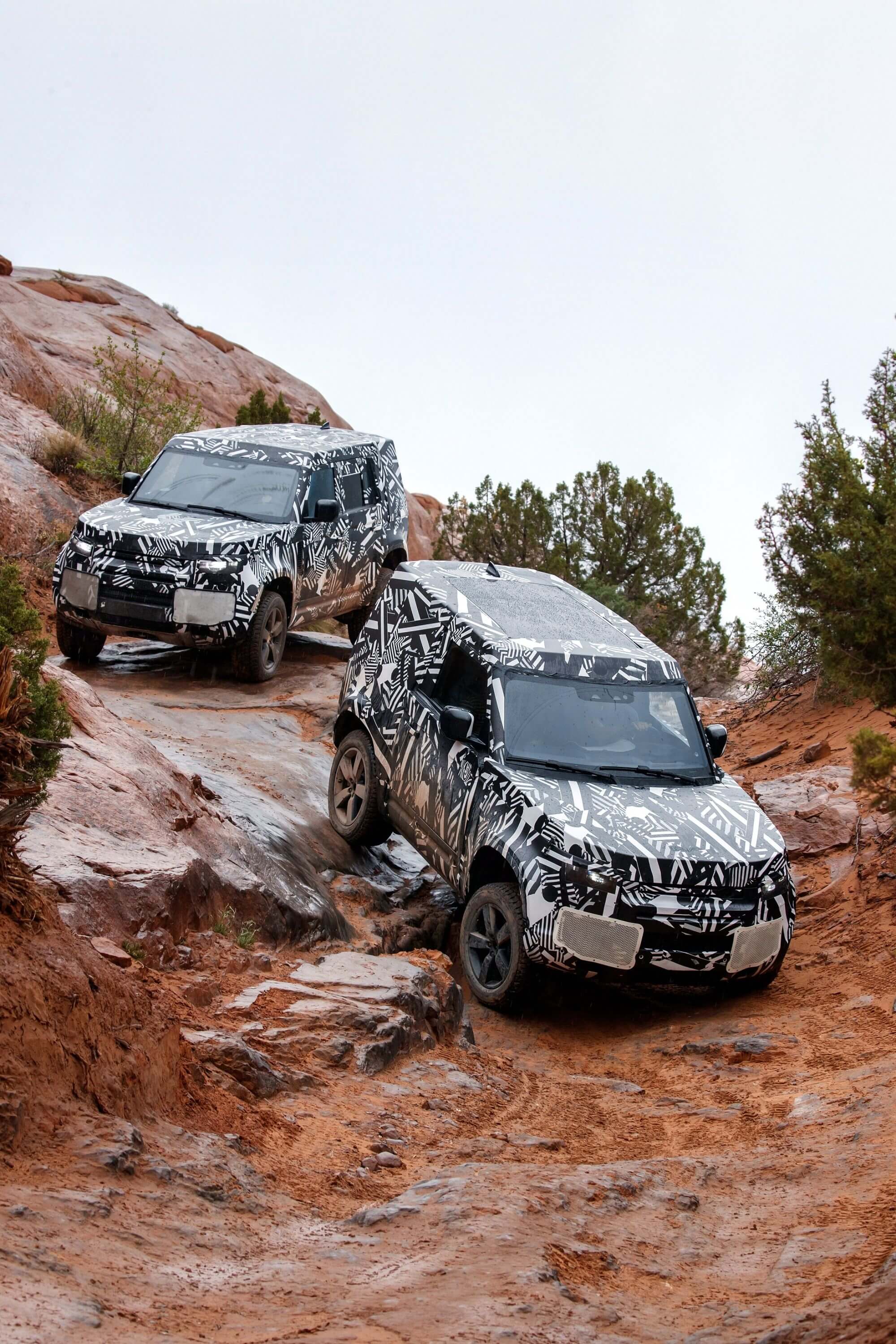 Spritny Land Rover Defender testes i Afrika