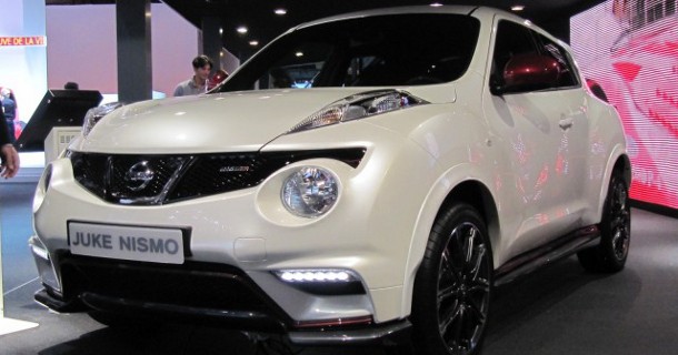 Hvid Nissan Juke Nismo sportsvogn med sorte detaljer på udstilling med åben motorhjelm