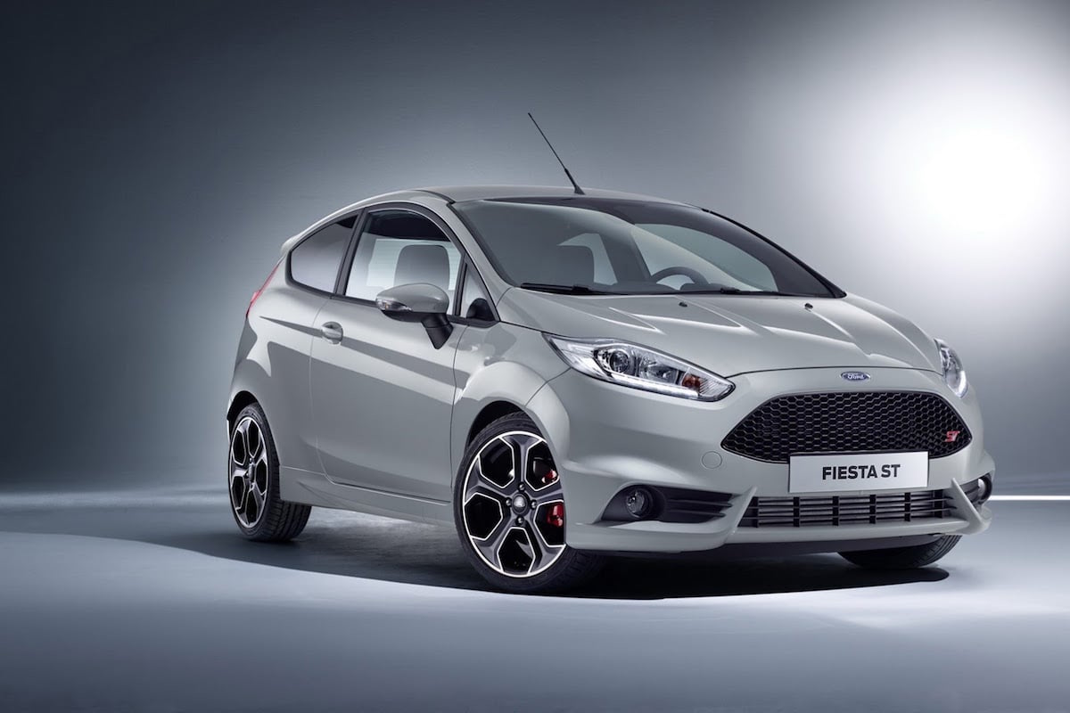 Hvid Ford Fiesta ST med sportsudstyring, aerodynamiske detaljer og sportshjul fotograferet skråt forfra mod neutral baggrund