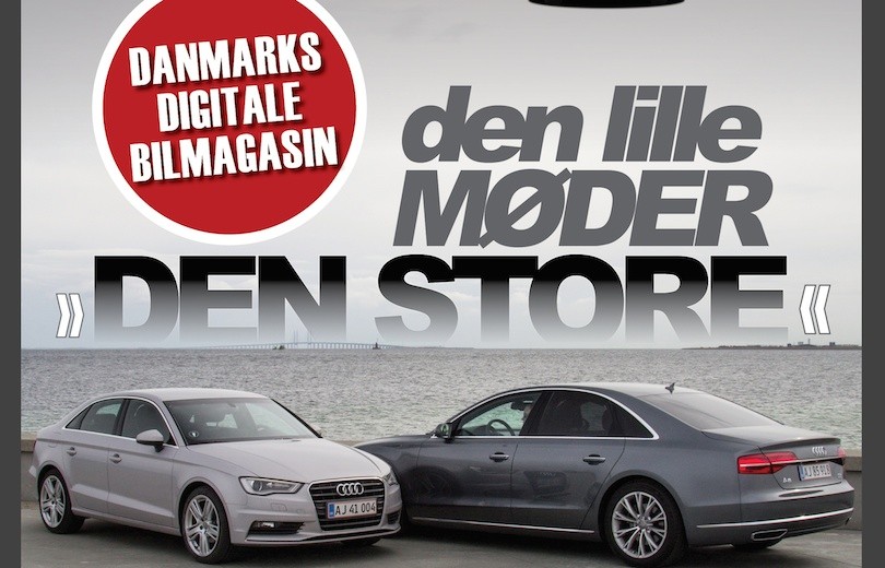 To Audi-biler præsenteret foran hav med tekst om Danmarks digitale bilmagasin Den lille Møder Den Store