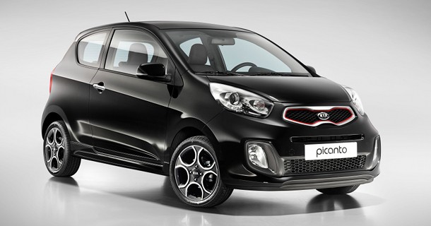 Sort Chevrolet Spark city-car på hvid baggrund, frontvinkel med åbne døre og moderne designdetaljer