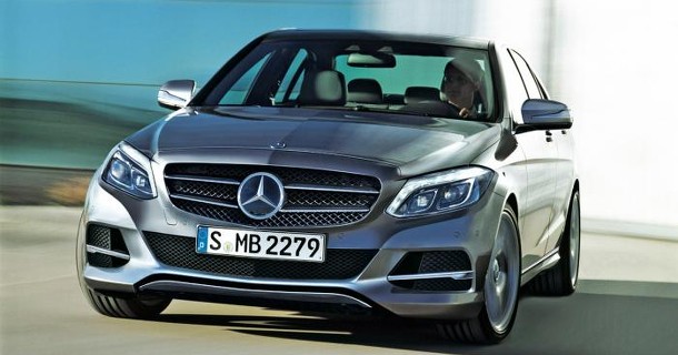 Hvid Mercedes-Benz C-klasse personbil fotograferet forfra på lyseblå baggrund