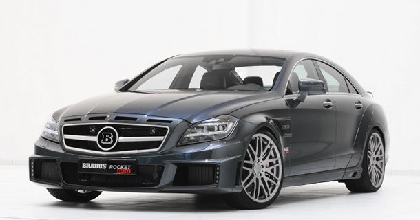 Grå Mercedes-Benz sedan med sorte sportshjul, fotograferet fra siden mod hvid baggrund