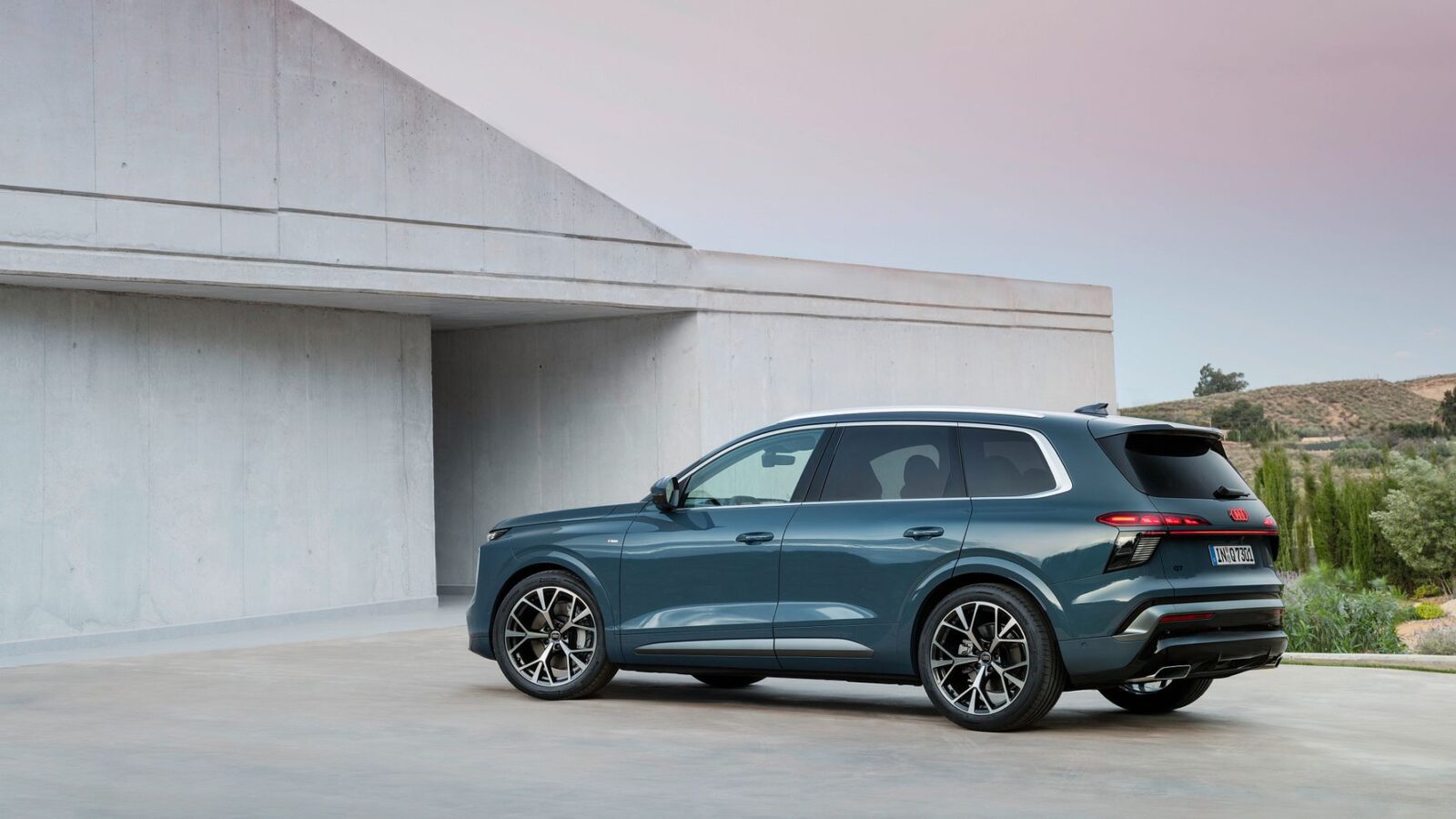 Tredje generation af Audi Q7: Diesel med mild-hybrid, automatiske døre og blinklys projiceret på vejen
