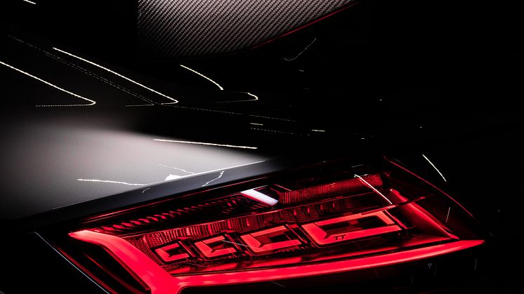 Audi Q9 får buede OLED-baglygter: 512 segmenter og glas på kun 0,1 millimeter