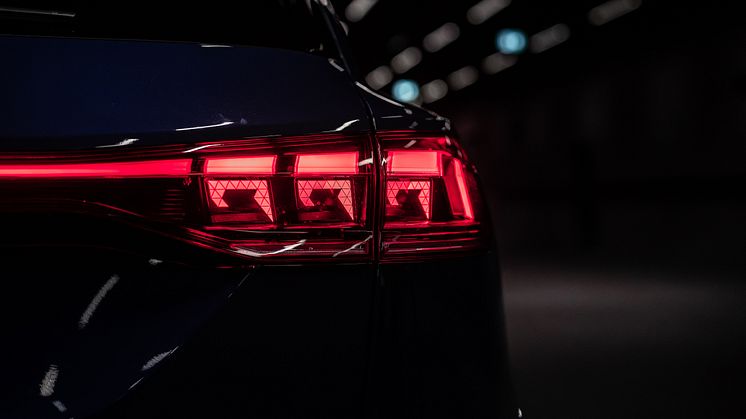 Audi Q9 får buede OLED-baglygter: 512 segmenter og glas på kun 0,1 millimeter