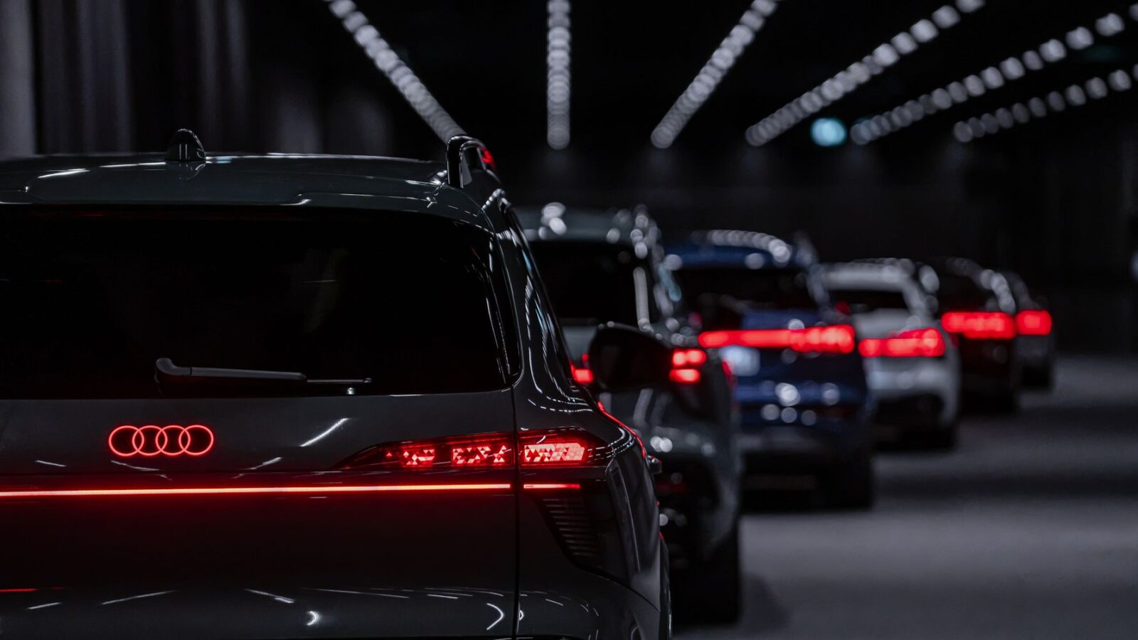 Audi Q9 får buede OLED-baglygter: 512 segmenter og glas på kun 0,1 millimeter